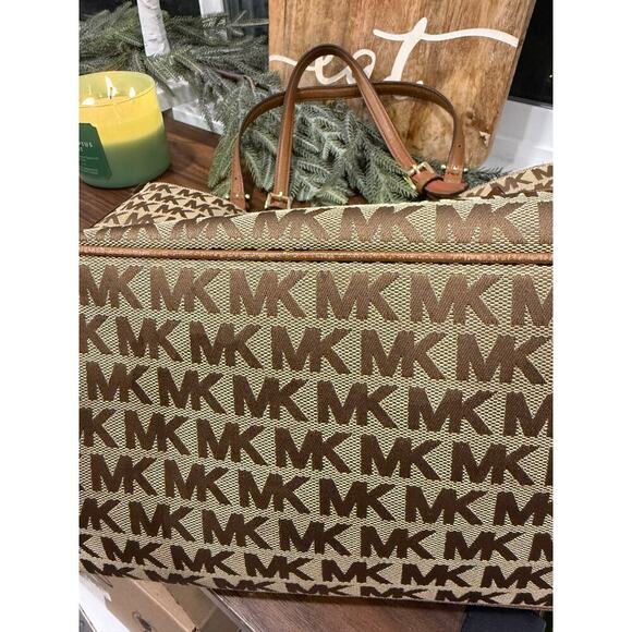 Michael Kors Jet Set Signature Handbag Tote Bag Purse Brown Tan - Picture 9 of 9